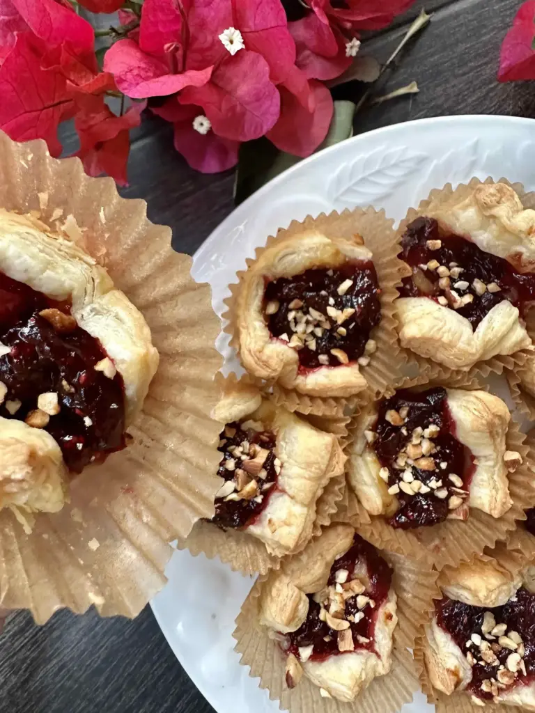 Easy Cranberry Chutney Brie Bites